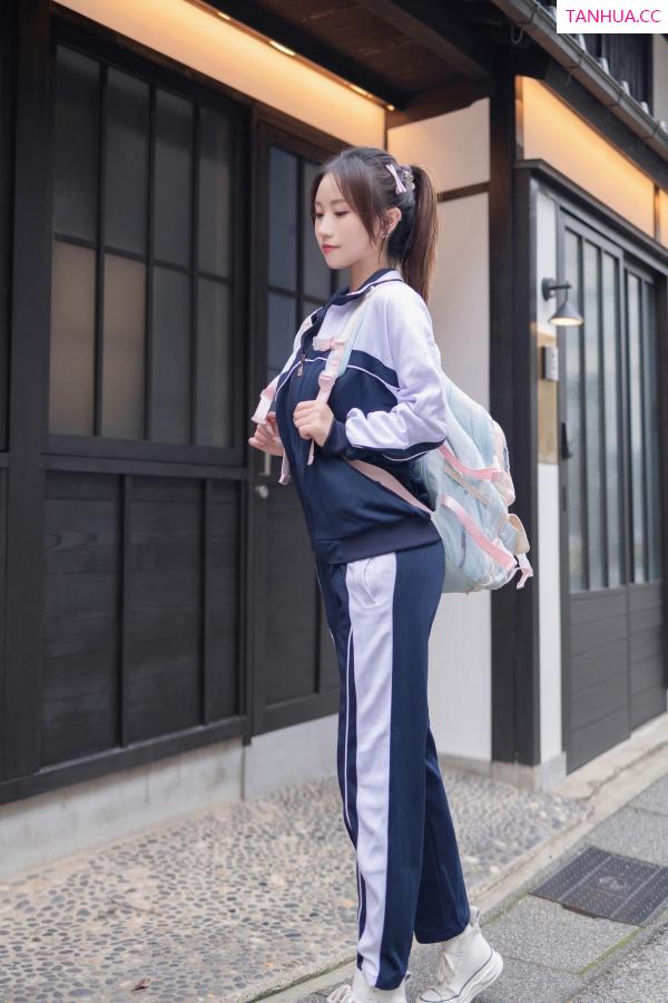   [XiuRen]高清写真图 2023.10.18 No.7528 杏子Yada 制服美腿第2张图片